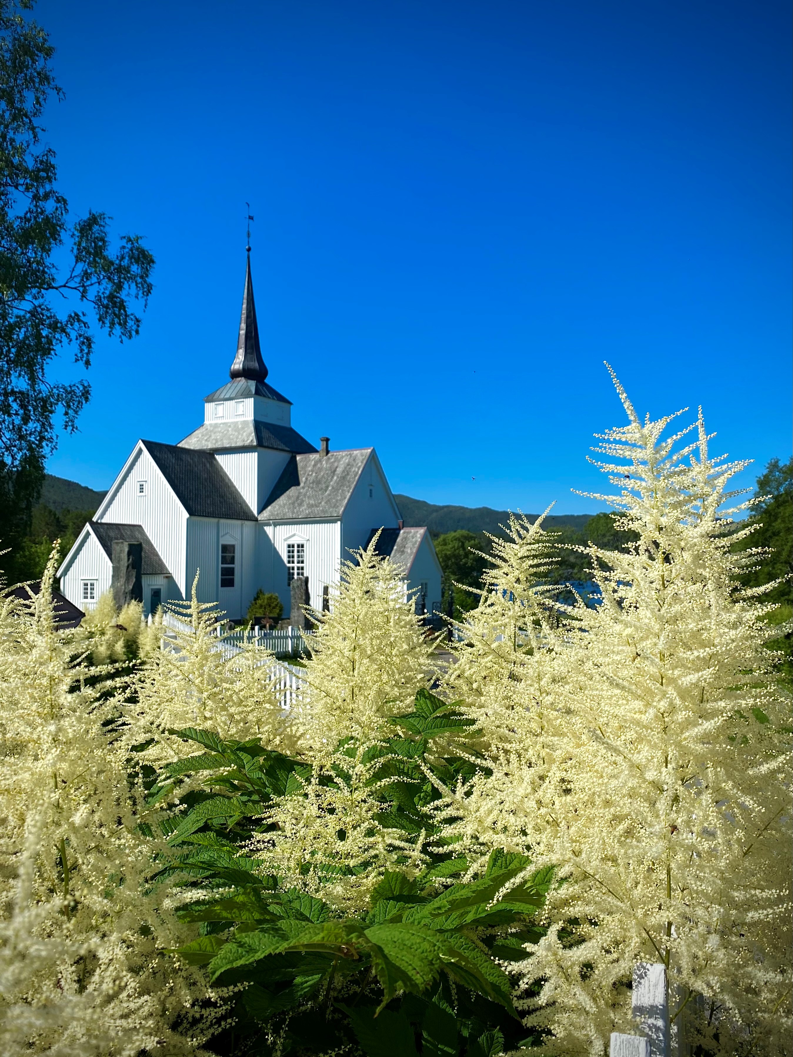 Bilde av Aure kyrkje tatt sommeren 2023. Foto: Dordi Oldervik
